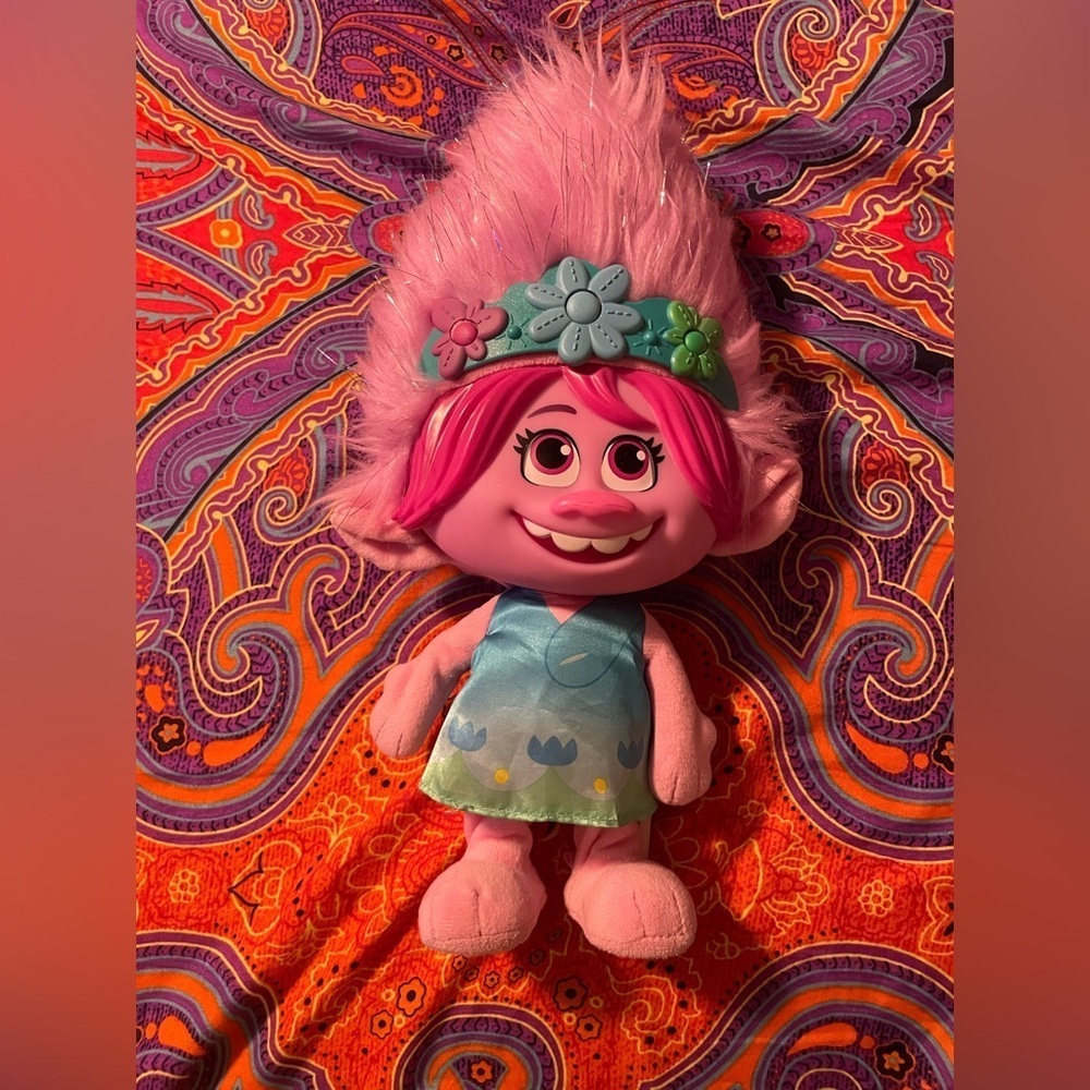 Poppy trolls doll. Interactive‎ super cute.